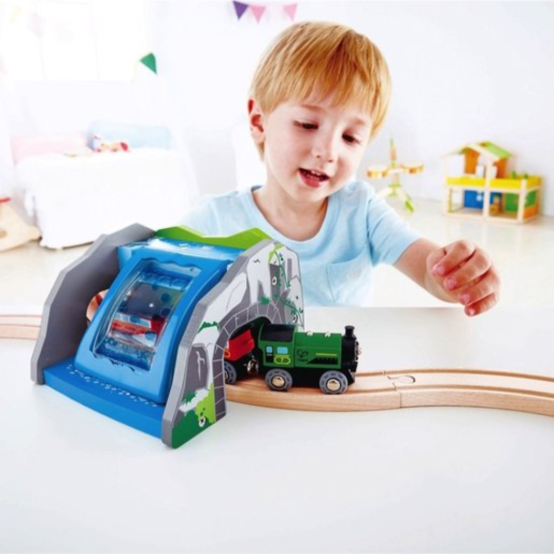 Waterfall Tunnel 夢幻瀑布火車隧道